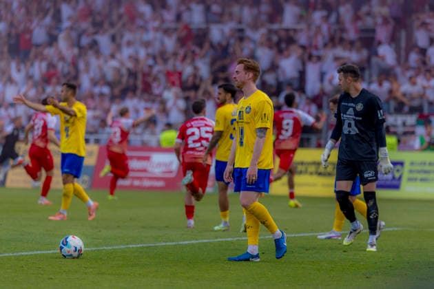 Würzburg, Germany 01 June 2026 Relegation 3 Liga 2025 2026 Second leg FC Würzburger Kickers vs 1 FC Lok Leipzig In the picture Lukas Wilton 1 FC unhappy after conceding the 2 1 DFL DFB regulations prohibit any use of photographs as image sequences and or quasi video AKON Arena Bayern Copyright: xFotostandx xSchäferx