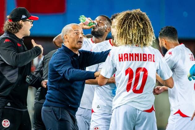 SOCCER - AUT vs TUN, test match VIENNA,AUSTRIA,01.JUN.26 - SOCCER - OEFB international test match, Austria vs Tunisia. Image shows head coach Sabri Lamouchi and Hannibal Mejbri (TUN). Keyword: bottle, drinksbreak  GEPAxpictures xKevinxHackner