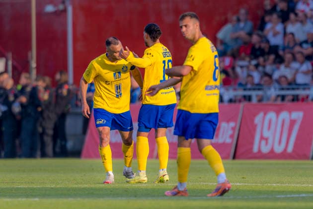 Würzburg, Germany 01 June 2026 Relegation 3 Liga 2025 2026 second leg FC Würzburger Kickers vs 1 FC Lok Leipzig In the picture from left goal scorer Djamal Ziane LOK cheers with his teammates after his goal to 1 1, DFL DFB regulations prohibit any use of photographs as image sequences and or quasi video AKON Arena Bayern Copyright: xFotostandx xSchäferx