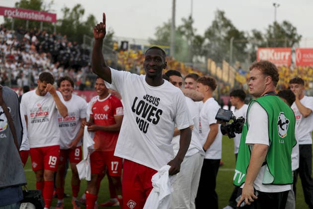 01 06 2026, Men, Soccer, Season 2025 2026, Relegation to 3 League FC Wuerzburger Kickers 1 FC Lokomotive Leipzig Tarsis Bonga 30, FC Wuerzburger Kickers wears T Shirt with inscription Jesus Loves You, Promotion Party at Dallenberg Wuerzburg FLYERALARM Arena Bayern Germany