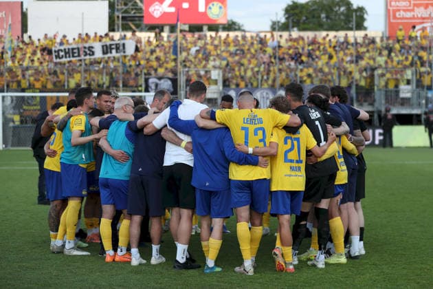01 06 2026, Men, Football, Season 2025 2026, Relegation to 3 League FC Wuerzburger Kickers 1 FC Lokomotive Leipzig Jochen Seitz Head Coach, 1 FC Lokomotive Leipzig speaks after the defeat in the team circle to the team Wuerzburg FLYERALARM Arena Bayern Germany