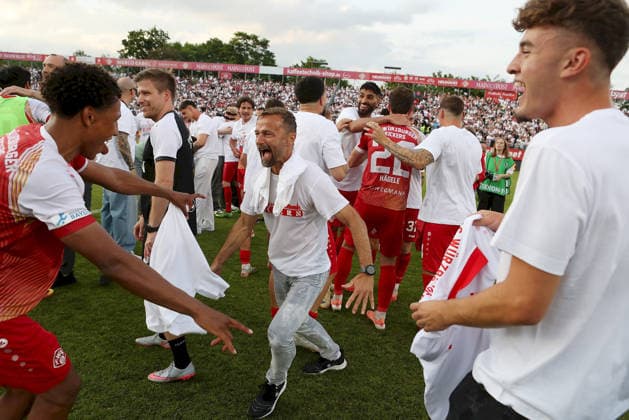 01 06 2026, xfsx, men, football, season 2025 2026, promotion games to 3 league, play offs FC Wuerzburger Kickers 1 FC Lokomtive Leipzig v li Liam Omore FC Wuerzburger Kickers dances with coach Michael Schiele FC Wuerzburger Kickers Wuerzburg tectake ARENA Bayern Germany