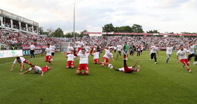 01 06 2026, xfsx, Herren, Fußball, Saison 2025 2026, Aufstiegsspiele zur 3 Liga, Play Offs FC Wuerzburger Kickers 1 FC Lokomtive Leipzig v li FC Wuerzburger Kickers players celebrate promotion to the 3 Liga after the end of the match Wuerzburg tectake ARENA Bayern Germany