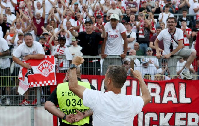 01 06 2026, xfsx, Herren, Fußball, Saison 2025 2026, Aufstiegsspiele zur 3 Liga, Play Offs FC Wuerzburger Kickers 1 FC Lokomtive Leipzig v li Trainer Michael Schiele FC Wuerzburger Kickers thank the fans, danke, Dank, Einzelbild Wuerzburg tectake ARENA Bayern Deutschland