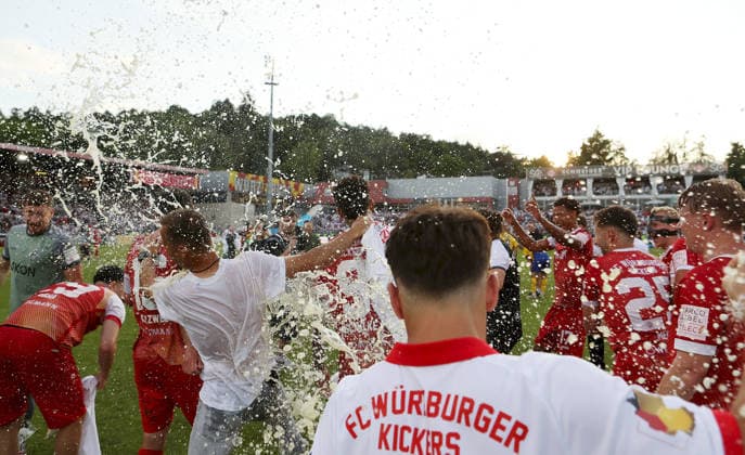 01 06 2026, xfsx, men, football, season 2025 2026, promotion games to 3 league, play offs FC Wuerzburger Kickers 1 FC Lokomtive Leipzig v li coach Michael Schiele FC Wuerzburger Kickers beer shower Wuerzburg tectake ARENA Bayern Germany