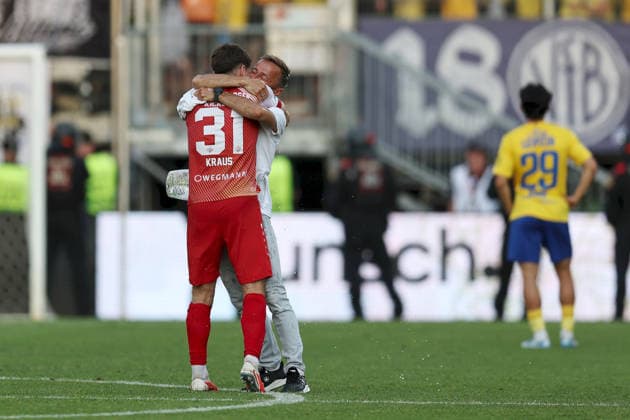 01 06 2026, Men, Soccer, Season 2025 2026, Relegation to 3 League FC Wuerzburger Kickers 1 FC Lokomotive Leipzig Cheers for promotion Tim Kraus 31, FC Wuerzburger Kickers and Michael Schiele Head Coach, FC Wuerzburger Kickers hug each other Wuerzburg FLYERALARM Arena Bayern Germany