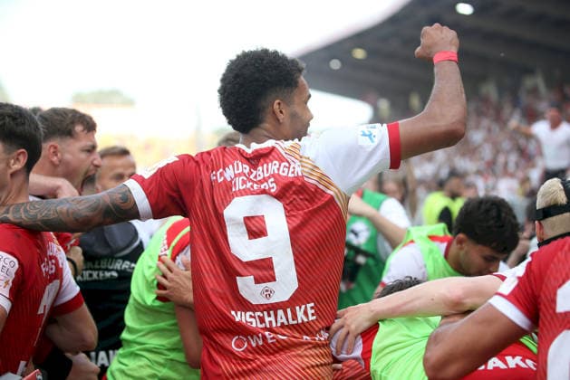 01 06 2026, xfsx, Herren, Fußball, Saison 2025 2026, Aufstiegsspiele zur 3 Liga, Play Offs FC Wuerzburger Kickers 1 FC Lokomtive Leipzig v li Spieler des FC Wuerzburger Kickers mit Torjubel, celebrate the goal, goal celebration, Jubel über das Tor zum 2 1 durch Cherif Cisse FC Wuerzburger Kickers Wuerzburg tectake ARENA Bayern Deutschland