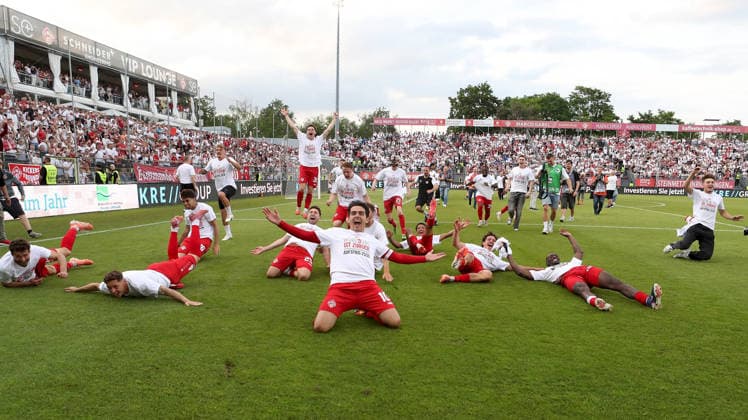 01 06 2026, xfsx, Herren, Fußball, Saison 2025 2026, Aufstiegsspiele zur 3 Liga, Play Offs FC Wuerzburger Kickers 1 FC Lokomtive Leipzig v li FC Wuerzburger Kickers players celebrate promotion to the 3 Liga after the end of the match Wuerzburg tectake ARENA Bayern Germany