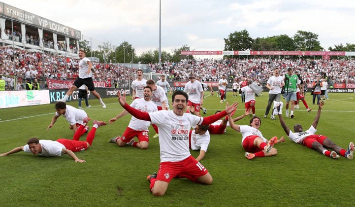 01 06 2026, xfsx, Herren, Fußball, Saison 2025 2026, Aufstiegsspiele zur 3 Liga, Play Offs FC Wuerzburger Kickers 1 FC Lokomtive Leipzig v li FC Wuerzburger Kickers players celebrate promotion to the 3 Liga after the end of the match Wuerzburg tectake ARENA Bayern Germany