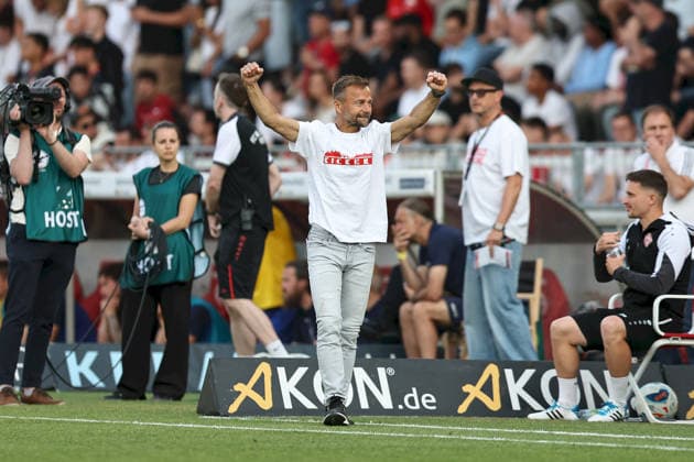 01 06 2026, Men, Football, Season 2025 2026, Relegation to 3 League FC Wuerzburger Kickers 1 FC Lokomotive Leipzig Michael Schiele Head Coach, FC Würzburger Kickers cheers Wuerzburg FLYERALARM Arena Bayern Germany