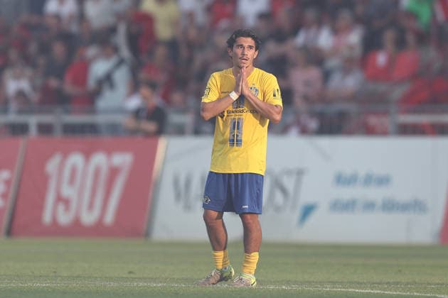 01 06 2026, Men, Football, Season 2025 2026, Relegation to 3 League FC Wuerzburger Kickers 1 FC Lokomotive Leipzig Eren Öztürk 30, 1 FC Lokomotive Leipzig gestures, arms, hands, hopes for a miracle after the 2 1 Wuerzburg FLYERALARM Arena Bayern Germany