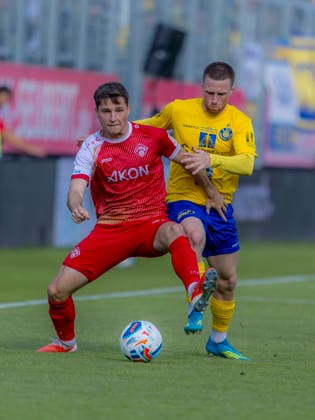 Würzburg, Germany 01 June 2026 Relegation 3 Liga 2025 2026 Second leg FC Würzburger Kickers vs 1 FC Lok Leipzig Pictured from left in duel Martin Thomann FWK and Dorian Cevis 1 FC DFL DFB regulations prohibit any use of photographs as image sequences and or quasi video AKON Arena Bayern Copyright: xFotostandx xSchäferx