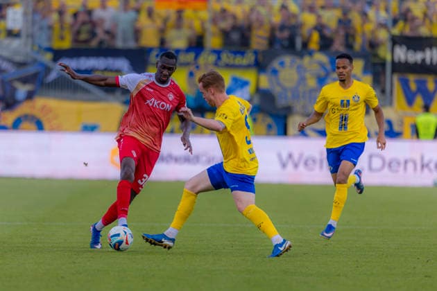 Würzburg, Germany 01 June 2026 Relegation 3 Liga 2025 2026 Second leg FC Würzburger Kickers vs 1 FC Lok Leipzig In the picture from left in duel Tarsis Bonga FWK and Lukas Wilton 1 FC DFL DFB regulations prohibit any use of photographs as image sequences and or quasi video AKON Arena Bayern Copyright: xFotostandx xSchäferx
