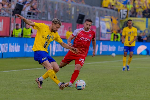 Würzburg, Germany 01 June 2026 Relegation 3 Liga 2025 2026 Second leg FC Würzburger Kickers vs 1 FC Lok Leipzig In the picture from left in duel David Grözinger Groezinger 1 FC and Dominik Meisel FWK DFL DFB regulations prohibit any use of photographs as image sequences and or quasi video AKON Arena Bayern Copyright: xFotostandx xSchäferx