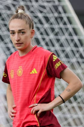 01 06 2026, xgrfx, Football DFB Media Dates, German Womens National Team Training v l Sophia Kleinherne German Womens National Team DFL DFB REGULATIONS PROHIBIT ANY USE OF PHOTOGRAPHS as IMAGE SEQUENCES and or QUASI VIDEO Cologne