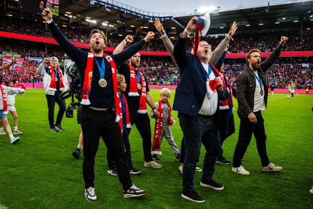 260601 Players of the Norwegian national ice hockey team are being celebrated after their bronze medal in the IIHF Ice Hockey World Championship at half time of the international friendly football match between Norway and Sweden on June 1, 2026 in Oslo Photo Marius Simensen BILDBYRAN COP 238 JM0820 bbeng football fotball fotboll international friendly landskamp norge norway privatlandskamp soccer sverige sverige a sweden träningslandskamp  Copyright: MARIUSxSIMENSEN BB260601ZP006