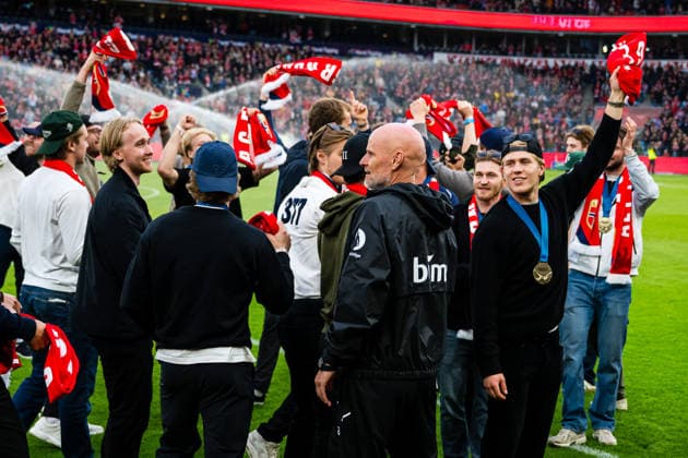 260601 Head coach Stale Solbakken congratulates the players of the Norwegian national ice hockey team after their bronze medal in the IIHF Ice Hockey World Championship at half time of the international friendly football match between Norway and Sweden on June 1, 2026 in Oslo Photo Marius Simensen BILDBYRAN COP 238 JM0820 bbeng football fotball fotboll international friendly landskamp norge norway privatlandskamp soccer sverige sverige a sweden träningslandskamp  Copyright: MARIUSxSIMENSEN BB260601ZQ015