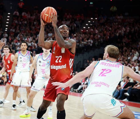 from left Isiaha MIKE M nchen , Melvin JOSTMANN Bonn , Mens Basketball Bundesliga, 2025 26, play off semi-final, second game, FC Bayern Muenchen Basketball vs Telekom Baskets Bonn, SAP Garden3, 01 06 26 Copyright: WolfgangxFehrmann