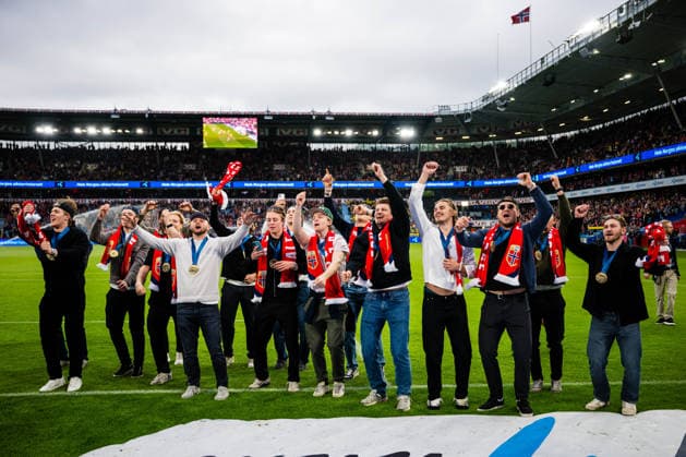 260601 Players of the Norwegian national ice hockey team are being celebrated after their bronze medal in the IIHF Ice Hockey World Championship at half time of the international friendly football match between Norway and Sweden on June 1, 2026 in Oslo Photo Marius Simensen BILDBYRAN COP 238 JM0820 bbeng football fotball fotboll international friendly landskamp norge norway privatlandskamp soccer sverige sverige a sweden träningslandskamp  Copyright: MARIUSxSIMENSEN BB260601ZU007