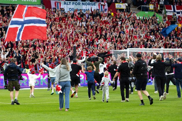 OSLO, NORWAY - JUNE 01: Players of the Norweigan national Ice hockey, Eishockey team celebrated after their bronze medal in IIHF Ice Hockey World Championship, WM, Weltmeisterschaft at half time of the International Friendly, Länderspiel, Nationalmannschaft match between Norway and Sweden at Ullevaal Stadium on June 01, 2026 in Oslo, Norway. (Photo by Ane Frosaker Sports Press Photo)  Copyright: xAnexFrosakerx xSPPx Sportspressphoto_SPR159627