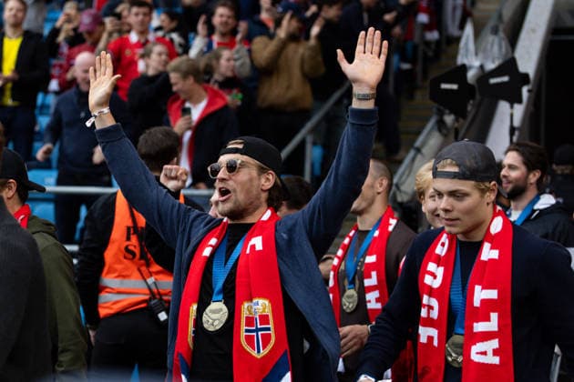 OSLO, NORWAY - JUNE 01: Players of the Norweigan national Ice hockey, Eishockey team celebrated after their bronze medal in IIHF Ice Hockey World Championship, WM, Weltmeisterschaft at half time of the International Friendly, Länderspiel, Nationalmannschaft match between Norway and Sweden at Ullevaal Stadium on June 01, 2026 in Oslo, Norway. (Photo by Ane Frosaker Sports Press Photo)  Copyright: xAnexFrosakerx xSPPx Sportspressphoto_SPR159629