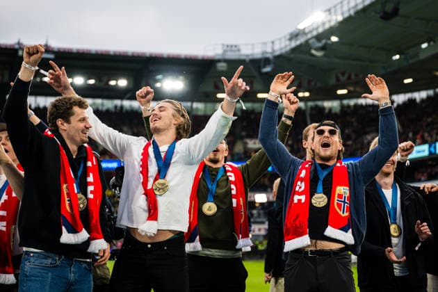 260601 Players of the Norwegian national ice hockey team are being celebrated after their bronze medal in the IIHF Ice Hockey World Championship at half time of the international friendly football match between Norway and Sweden on June 1, 2026 in Oslo Photo Marius Simensen BILDBYRAN COP 238 JM0820 bbeng football fotball fotboll international friendly landskamp norge norway privatlandskamp soccer sverige sverige a sweden träningslandskamp  Copyright: MARIUSxSIMENSEN BB260601ZH007