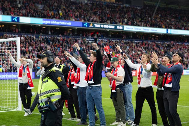 OSLO, NORWAY - JUNE 01: Players of the Norweigan national Ice hockey, Eishockey team celebrated after their bronze medal in IIHF Ice Hockey World Championship, WM, Weltmeisterschaft at half time of the International Friendly, Länderspiel, Nationalmannschaft match between Norway and Sweden at Ullevaal Stadium on June 01, 2026 in Oslo, Norway. (Photo by Ane Frosaker Sports Press Photo)  Copyright: xAnexFrosakerx xSPPx Sportspressphoto_SPR159628