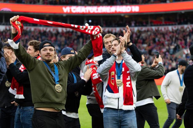 OSLO, NORWAY - JUNE 01: Players of the Norweigan national Ice hockey, Eishockey team celebrated after their bronze medal in IIHF Ice Hockey World Championship, WM, Weltmeisterschaft at half time of the International Friendly, Länderspiel, Nationalmannschaft match between Norway and Sweden at Ullevaal Stadium on June 01, 2026 in Oslo, Norway. (Photo by Ane Frosaker Sports Press Photo)  Copyright: xAnexFrosakerx xSPPx Sportspressphoto_SPR159631