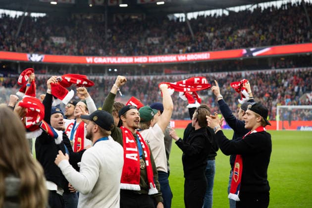 OSLO, NORWAY - JUNE 01: Players of the Norweigan national Ice hockey, Eishockey team celebrated after their bronze medal in IIHF Ice Hockey World Championship, WM, Weltmeisterschaft at half time of the International Friendly, Länderspiel, Nationalmannschaft match between Norway and Sweden at Ullevaal Stadium on June 01, 2026 in Oslo, Norway. (Photo by Ane Frosaker Sports Press Photo)  Copyright: xAnexFrosakerx xSPPx Sportspressphoto_SPR159635