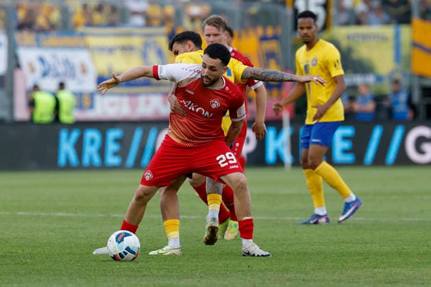 f l n r Dion Berisha Würzburger Kickers and Filip Kusic Lokomotive Leipzig , in the second leg of the promotion match to the 3 Liga between FC Würzburger Kickers and 1 FC Lok Leipzig at the AKON Arena am Dallenberg, Würzburg, Germany, on June 1, 2026 DFB DFL REGULATIONS PROHIBIT ANY USE OF PHOTOGRAPHS AS IMAGE SEQUENCES AND OR QUASI VIDEO, Copyright: HMBxMedia xHeikoxBecker