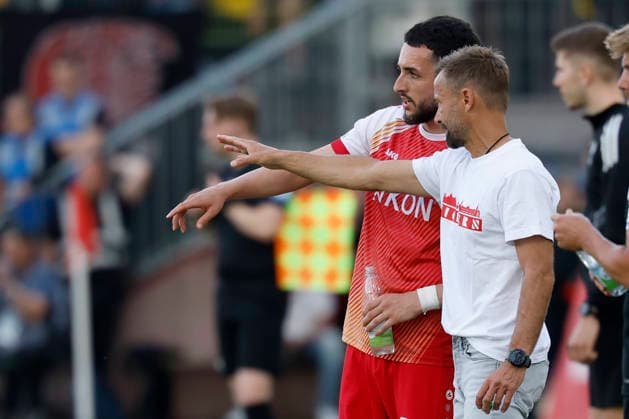 Coach Michael Schiele Würzburger Kickers r gives instructions to Dion Berisha Würzburger Kickers in the second leg of the promotion match to the 3 Liga between FC Würzburger Kickers and 1 FC Lok Leipzig at the AKON Arena am Dallenberg, Würzburg, Germany, on June 1, 2026 DFB DFL REGULATIONS PROHIBIT ANY USE OF PHOTOGRAPHS AS IMAGE SEQUENCES AND OR QUASI VIDEO, Copyright: HMBxMedia xHeikoxBecker