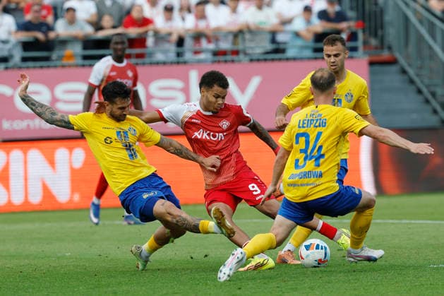 Jermain Nischalke Würzburger Kickers surrounded by Leipzig players tries to get a shot in the second leg of the promotion match to the 3 Liga between FC Würzburger Kickers and 1 FC Lok Leipzig at the AKON Arena am Dallenberg, Würzburg, Germany, on June 1, 2026 DFB DFL REGULATIONS PROHIBIT ANY USE OF PHOTOGRAPHS AS IMAGE SEQUENCES AND OR QUASI VIDEO, Copyright: HMBxMedia xHeikoxBecker