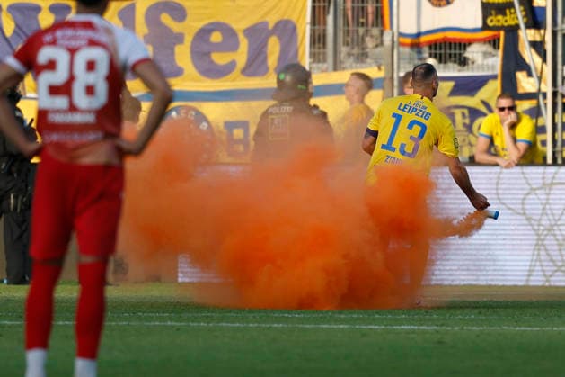f l n r Djamal Ziane Lokomotiv Leipzig moves the smoking pot behind the boards, in the second leg of the promotion match to the 3 Liga between FC Würzburger Kickers and 1 FC Lok Leipzig at the AKON Arena am Dallenberg, Würzburg, Germany, on June 1, 2026 DFB DFL REGULATIONS PROHIBIT ANY USE OF PHOTOGRAPHS AS IMAGE SEQUENCES AND OR QUASI VIDEO, Copyright: HMBxMedia xHeikoxBecker