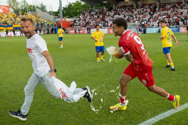 Jermain Nischalke FC Würzburger Kickers pursues coach Michael Schiele Würzburger Kickers wildly with a full beer glass in his hand to shower him with beer after the promotion to the 3 league as part of the victory against Lok Leipzig, AKON Arena am Dallenberg, Würzburg, Germany, on June 1, 2026 DFB DFL REGULATIONS PROHIBIT ANY USE OF PHOTOGRAPHS AS IMAGE SEQUENCES AND OR QUASI VIDEO, Copyright: HMBxMedia xHeikoxBecker