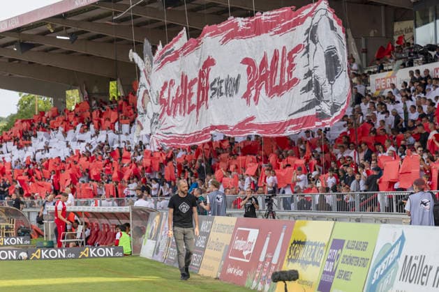 f l n r Kickers sports director Sebastian Neumann in the second leg of the promotion match to the 3 Liga between FC Würzburger Kickers and 1 FC Lok Leipzig at the AKON Arena am Dallenberg, Würzburg, Germany, on June 1, 2026 DFB DFL REGULATIONS PROHIBIT ANY USE OF PHOTOGRAPHS AS IMAGE SEQUENCES AND OR QUASI VIDEO, Copyright: HMBxMedia xHeikoxBecker