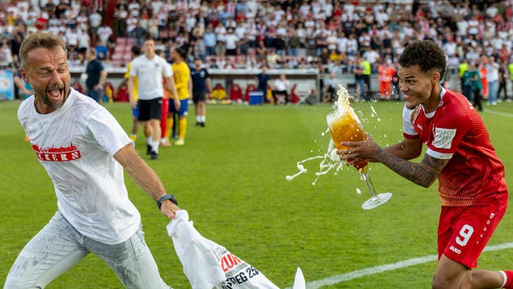 Jermain Nischalke FC Würzburger Kickers pursues coach Michael Schiele Würzburger Kickers wildly with a full beer glass in his hand to shower him with beer after the promotion to the 3 league as part of the victory against Lok Leipzig, AKON Arena am Dallenberg, Würzburg, Germany, on June 1, 2026 DFB DFL REGULATIONS PROHIBIT ANY USE OF PHOTOGRAPHS AS IMAGE SEQUENCES AND OR QUASI VIDEO, Copyright: HMBxMedia xHeikoxBecker