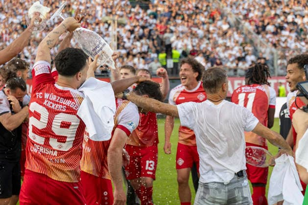 The players and coaches of FC Würzburger Kickers are showered and showered with beer glasses in an exuberant celebration The wildly confusing scene shows the unrestrained joy of the successful promotion to the 3 league after the victory against Lok Leipzig, AKON Arena am Dallenberg, Würzburg, Germany, June 1, 2026 DFB DFL REGULATIONS PROHIBIT ANY USE OF PHOTOGRAPHS AS IMAGE SEQUENCES AND OR QUASI VIDEO, Copyright: HMBxMedia xHeikoxBecker