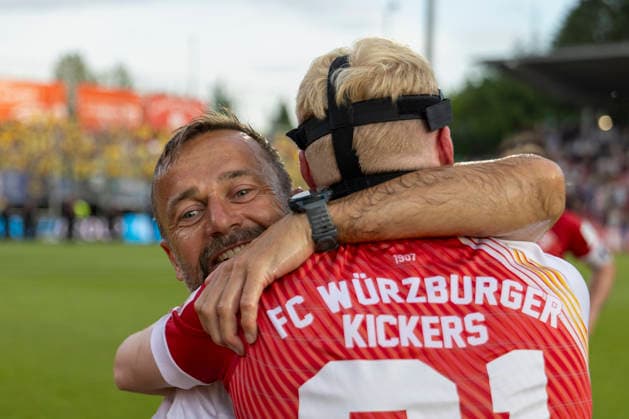 Coach Michael Schiele of FC Würzburger Kickers hugs his player Philipp Ochs warmly and emotionally after the successful promotion to the 3rd league The intimate scene shows the close bond between coach and player as well as the great joy about the joint success, AKON Arena am Dallenberg, Würzburg, Germany, on June 1, 2026 DFB DFL REGULATIONS PROHIBIT ANY USE OF PHOTOGRAPHS AS IMAGE SEQUENCES AND OR QUASI VIDEO, Copyright: HMBxMedia xHeikoxBecker