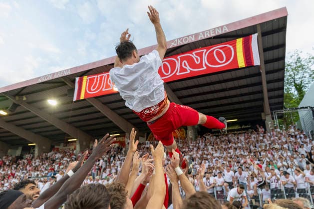 The players of FC Würzburger Kickers throw their captain Peter Kurzweg jubilantly into the air and present him to the enthusiastic fans It is Kurzwegs last game, which he crowns with a promotion to the 3 Liga - a perfect farewell after years of loyal service to the club, AKON Arena am Dallenberg, Würzburg, Germany, June 1, 2026 DFB DFL REGULATIONS PROHIBIT ANY USE OF PHOTOGRAPHS AS IMAGE SEQUENCES AND OR QUASI VIDEO, Copyright: HMBxMedia xHeikoxBecker