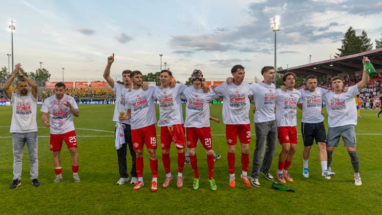The players of FC Würzburger Kickers thank their fans after the successful promotion to the 3 Liga The team goes to the fan block, applauds and shows their gratitude for the loyal support throughout the season and especially during the intense promotion matches, AKON Arena am Dallenberg, Würzburg, Germany, on June 1, 2026 DFB DFL REGULATIONS PROHIBIT ANY USE OF PHOTOGRAPHS AS IMAGE SEQUENCES AND OR QUASI VIDEO, Copyright: HMBxMedia xHeikoxBecker