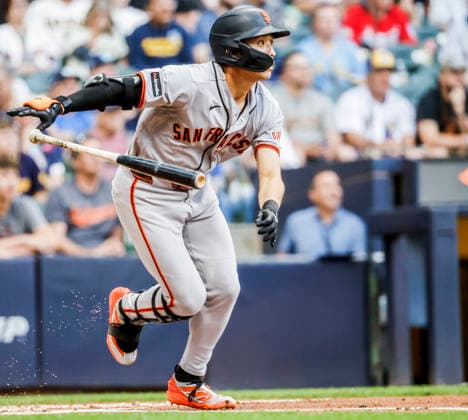 San Francisco Giants right fielder Jung Hoo Lee hits a single in the second inning of the MLB, Baseball Herren, USA game between the San Francisco Giants and the Milwaukee Brewers at American Family Field in Milwaukee, Wisconsin on Monday, June 1, 2026.  MIL20260601807 TANNENxMAURY