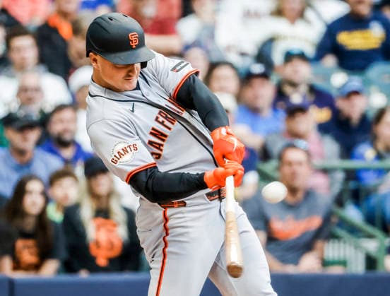 San Francisco Giants third baseman Matt Chapman hits a two RBI home run in the second inning of the MLB, Baseball Herren, USA game between the San Francisco Giants and the Milwaukee Brewers at American Family Field in Milwaukee, Wisconsin on Monday, June 1, 2026.  MIL20260601808 TANNENxMAURY