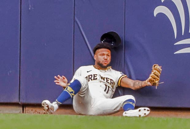 Milwaukee Brewers center fielder Jackson Chourio falls after missing a two RBI home run ball hit by San Francisco Giants third baseman Matt Chapman in the second inning of the MLB, Baseball Herren, USA game between the San Francisco Giants and the Milwaukee Brewers at American Family Field in Milwaukee, Wisconsin on Monday, June 1, 2026.  MIL20260601810 TANNENxMAURY