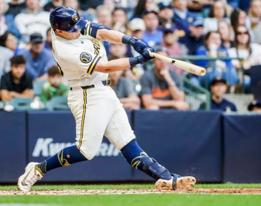Milwaukee Brewers first baseman Andrew Vaughn hits a single in the third inning of the MLB, Baseball Herren, USA game between the San Francisco Giants and the Milwaukee Brewers at American Family Field in Milwaukee, Wisconsin on Monday, June 1, 2026.  MIL20260601813 TANNENxMAURY