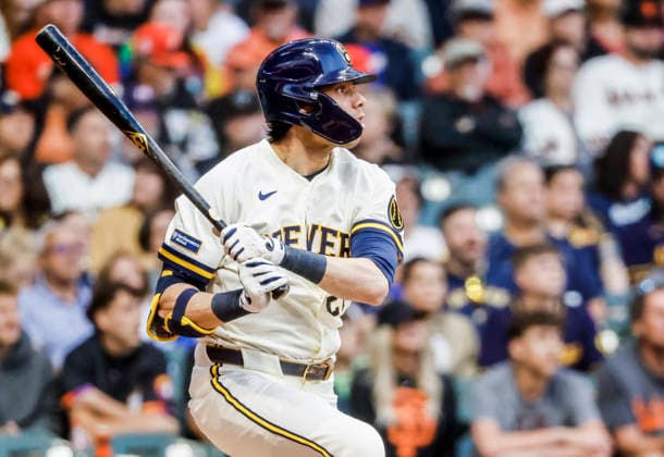 Milwaukee Brewers designated hitter Christian Yelich hits a single in the fourth inning of the MLB, Baseball Herren, USA game between the San Francisco Giants and the Milwaukee Brewers at American Family Field in Milwaukee, Wisconsin on Monday, June 1, 2026.  MIL20260601817 TANNENxMAURY