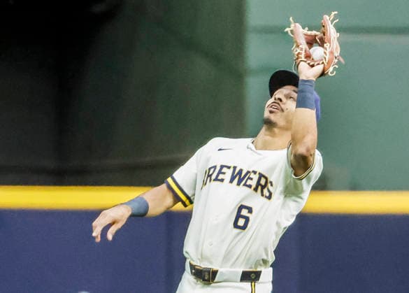 Milwaukee Brewers shortstop David Hamilton catches a fly ball hit by San Francisco Giants left fie4lder Casey Schmitt in the fifth inning of the MLB, Baseball Herren, USA game between the San Francisco Giants and the Milwaukee Brewers at American Family Field in Milwaukee, Wisconsin on Monday, June 1, 2026.  MIL20260601821 TANNENxMAURY