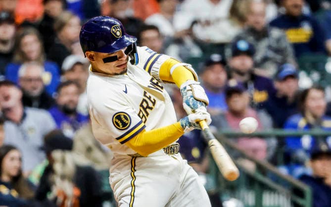 Milwaukee Brewers catcher William Contreras hits a single in the sixth inning of the MLB, Baseball Herren, USA game between the San Francisco Giants and the Milwaukee Brewers at American Family Field in Milwaukee, Wisconsin on Monday, June 1, 2026.  MIL20260601825 TANNENxMAURY