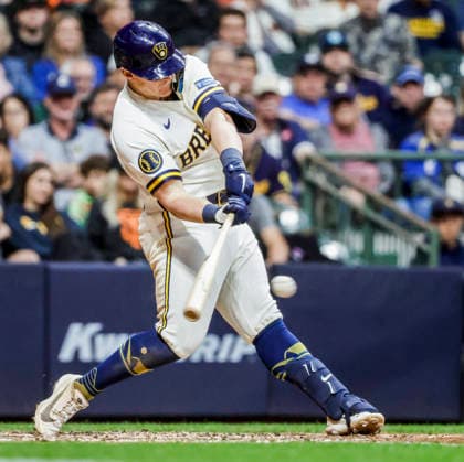 Milwaukee Brewers first baseman Andrew Vaughn hits an RBI base hit in the sixth inning of the MLB, Baseball Herren, USA game between the San Francisco Giants and the Milwaukee Brewers at American Family Field in Milwaukee, Wisconsin on Monday, June 1, 2026.  MIL20260601826 TANNENxMAURY