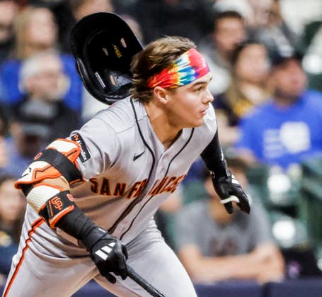 San Francisco Giants center fielder Drew Gilbert runs out of his batting helmet as he grounds out iin the seventh inning of the MLB, Baseball Herren, USA game between the San Francisco Giants and the Milwaukee Brewers at American Family Field in Milwaukee, Wisconsin on Monday, June 1, 2026.  MIL20260601827 TANNENxMAURY