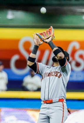 San Francisco Giants second baseman Luis Arraez catches a fly ball hit by Milwaukee Brewers catcher William Contreras in the seventh inning of the MLB, Baseball Herren, USA game between the San Francisco Giants and the Milwaukee Brewers at American Family Field in Milwaukee, Wisconsin on Monday, June 1, 2026.  MIL20260601830 TANNENxMAURY